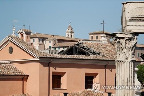 지붕이 ‘와르르’ 16세기 지어진 로마 성당 붕괴