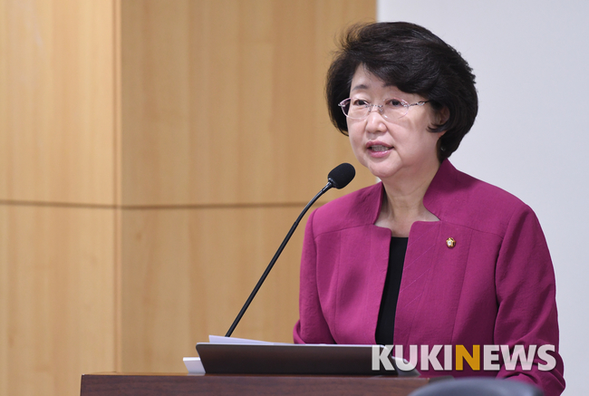 '의료기구 멸균 실태 개선을 위한 정책토론회' 인사말하는 김승희 의원