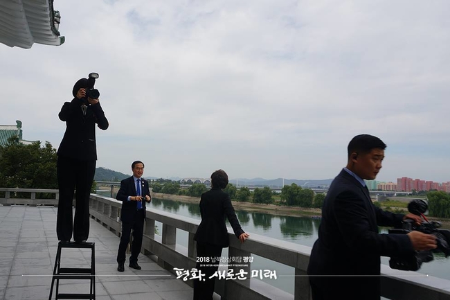 남북정상회담 취재하는 북측 기자단