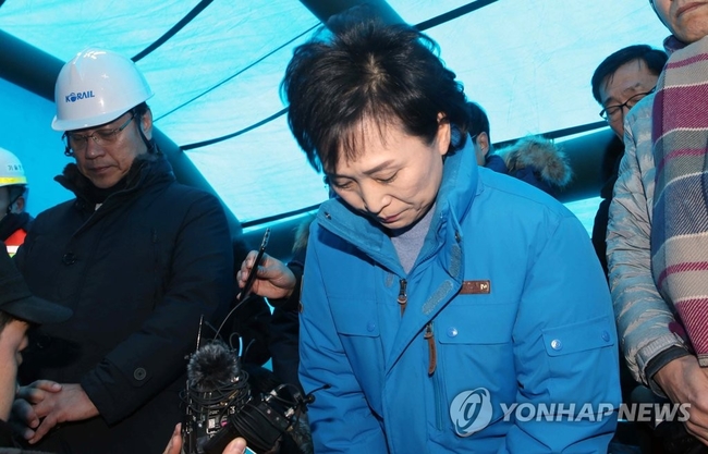 김현미 장관 “KTX 탈선, 진심으로 사죄… 변명의 말 필요 없어”