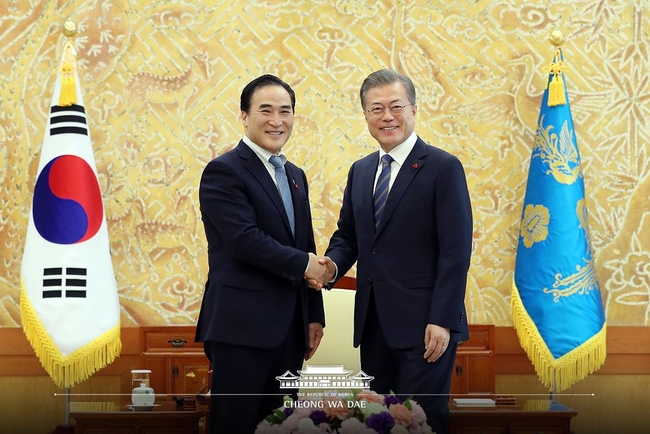 문 대통령, 김종양 인터폴 총재와 악수