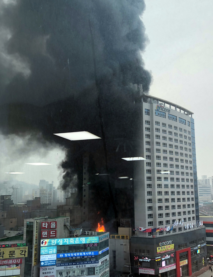 “충남 천안 라마다앙코르호텔서 화재…연기 흡입한 5명 ”