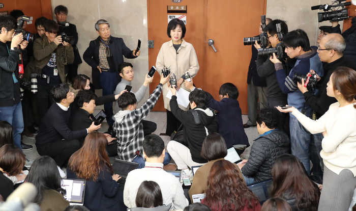‘목포투기 의혹’ 손혜원 탈당에도 궁지에 몰리는 민주당