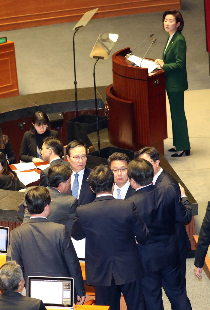 나경원 대표 발언에 항의하는 민주당 의원들