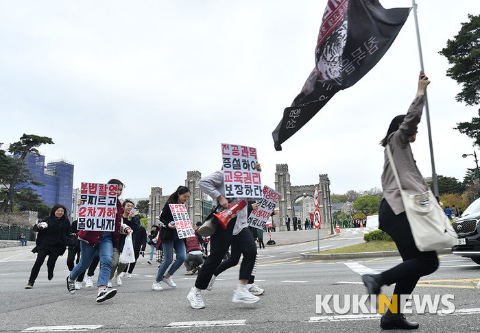 '4.19 혁명 하루 앞둔 고려대 학생들'