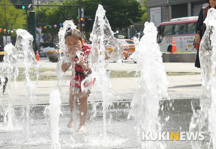 '서울 낮 기온 28도' 봄에 즐기는 물놀이