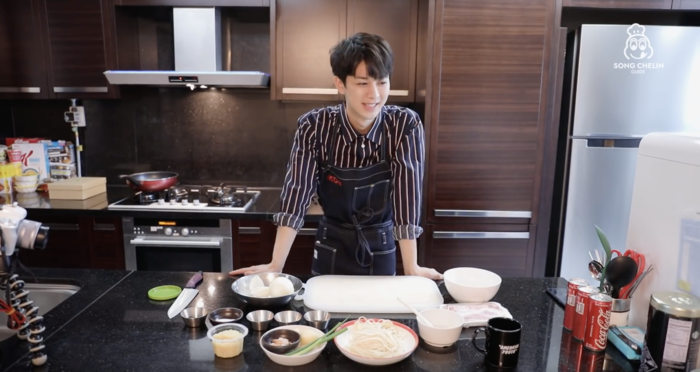 아이콘 윤형, 개인 유튜브 채널서 짜장면 요리 선보여
