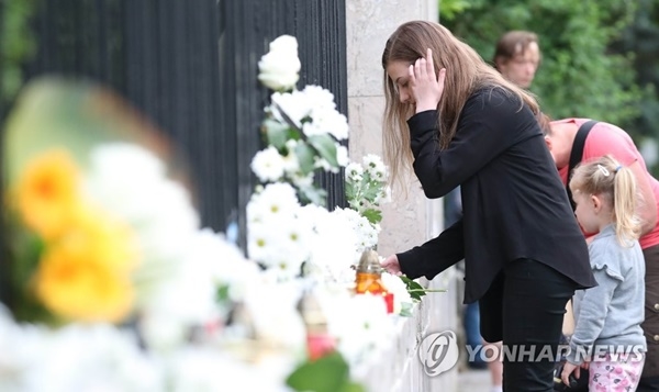 유람선 사고 사흘, 헝가리 시민 애도 물결…韓 대사관 앞 '하얀꽃·손편지'