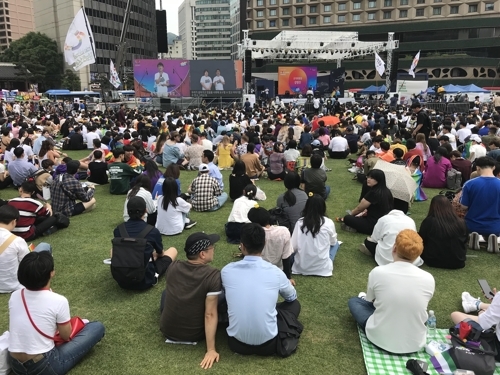 20번째 서울퀴어축제, 서울광장서 시작…대한문 광장에선 반대 집회