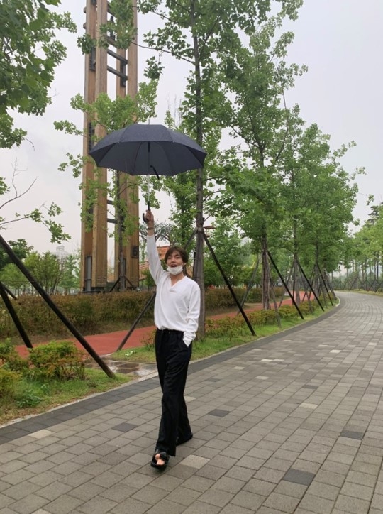 방탄소년단 뷔, 부산 팬미팅 앞두고 공원서 산책 