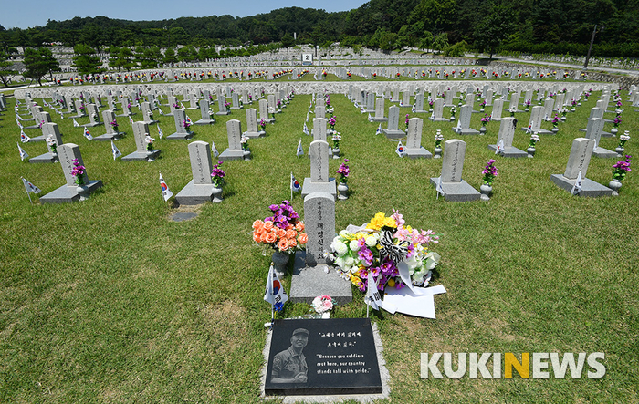 6.25 참전용사 묘역에 놓인 '꽃과 태극기'