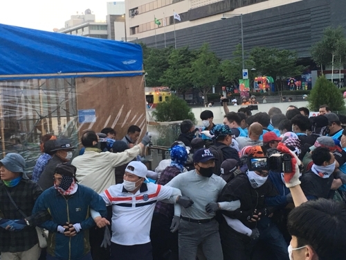 서울시, 대한애국당 광화문 천막 철거…조원진 강력 항의