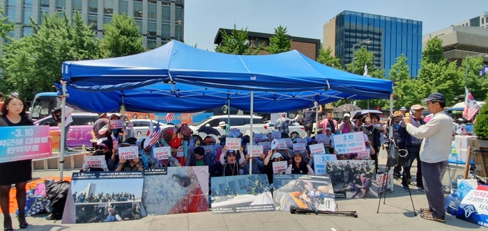 대한애국당, 철거 반나절 만에 박근혜 석방 천막 또 설치