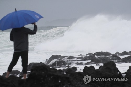 태풍 ‘다나스’ 시속 30km로 북상中…20일 동해상으로 빠져나갈 듯