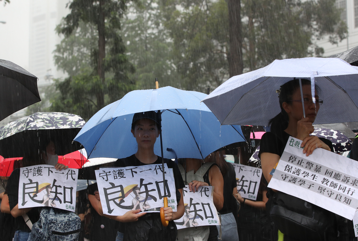 폭우 속 집회 참가한 홍콩 교사들