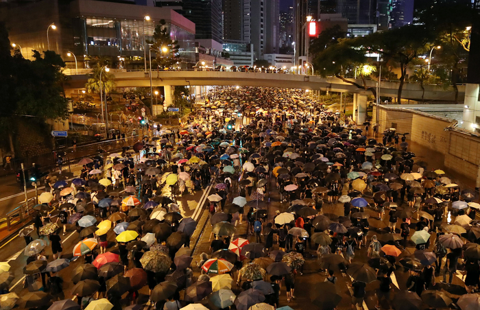 정부청사로 행진하는 홍콩 시위대