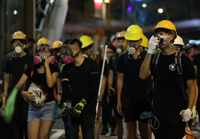안전모와 방독면 쓰고 행진하는 홍콩 시위대