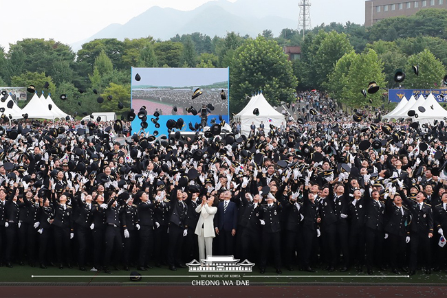 文대통령, 중앙경찰학교 졸업식… “지위고하 막론 추상같은 엄정함 당부”