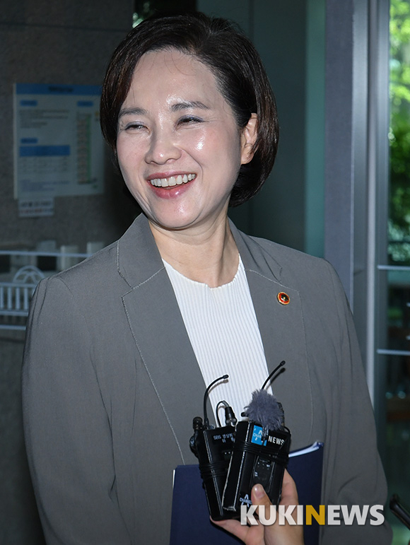 유은혜 장관, 취재진 질문에 '밝은 미소'