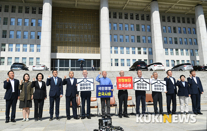 '자유한국당 의원들의 단체 삭발'