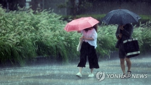 [오늘 날씨] 외출 시 우산 챙기세요…태풍 ‘타파’ 전국 많은 비