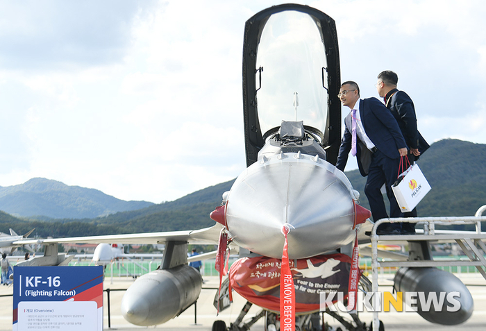 '서울 아덱스 2019' 공군 주력 전투기 KF-16 살펴보는 외국인 관광객
