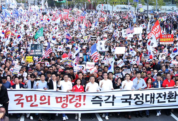 오늘도 행진하는 자유한국당