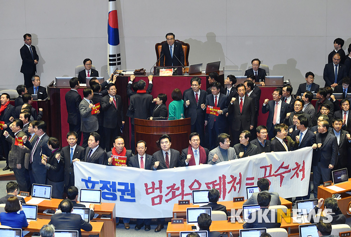 자유한국당 항의 속에 개의하는 문희상 의장