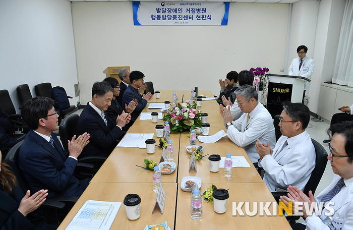 서울대병원 '행동발달증진센터 현판식' 참석한 박능후 장관