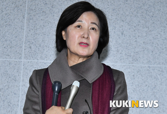 추미애, 법무장관 후보로 발탁…판사출신·5선 의원·탄핵정국 지휘