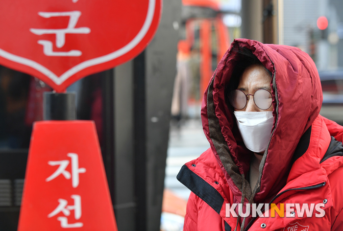 '서울 낮 기온 영하권' 묵묵히 자리 지키는 구세군 자원봉사자
