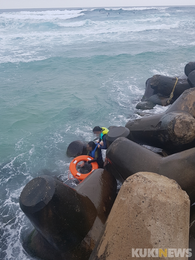 동해 대진항서 파도에 휩쓸린 물놀이객 2명 구조