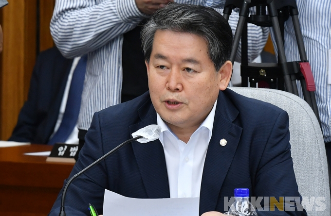 박지원 후보자에게 질의하는 김경협 의원