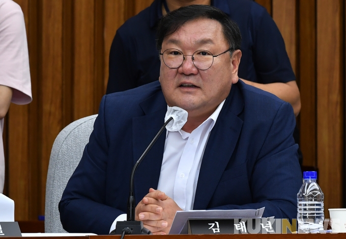 박지원 후보자에게 질의하는 김태년 의원