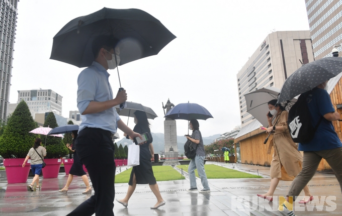 우산 쓰고 발걸음 재촉하는 시민들