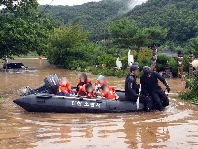 폭우로 어제 하루 6명 사망..이재민만 900명 넘어