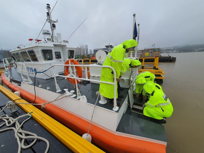 속초해경, 폭우 대응 인명 구조 장비 긴급 점검