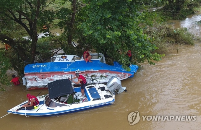 춘천 의암댐 사고 경찰정 가평서 발견...실종자 수색중