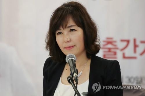 공지영·김부선, SNS서 설전 “전남편 음란 사진으로 협박” vs “사과 요청했을 뿐”