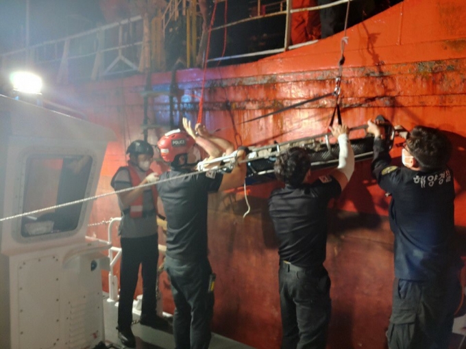 부산해경, 목섬 인근 응급환자 이송… 감천항 화재선박도 진화 작업