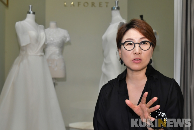 [명장을 찾아서] 순백색을 수만 가지 웨딩드레스로…김기희 라포레 대표