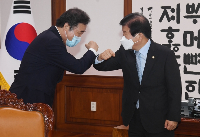 이낙연 신임 당대표, 박병석 국회의장과 팔꿈치 인사