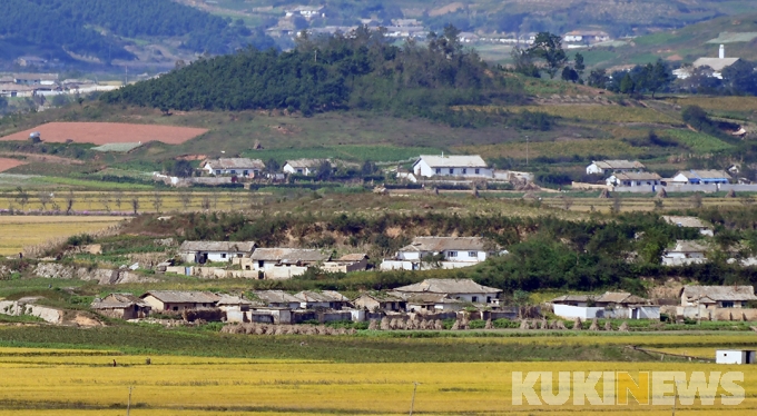 [화보] 김정은 사과 '평화로운 북한 마을'
