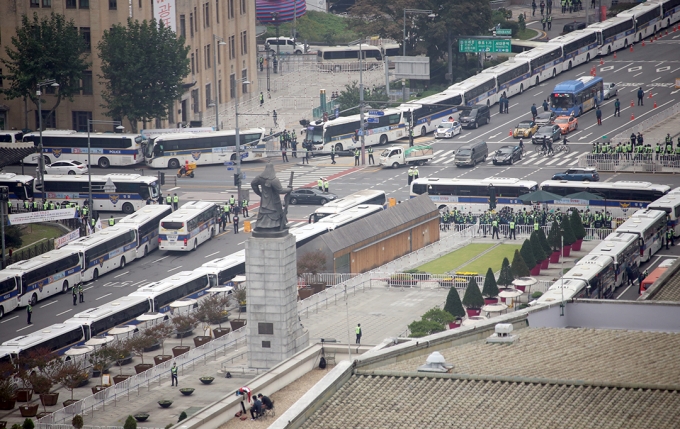 개천절 집회 막기 위해 '봉쇄된 광화문 광장'