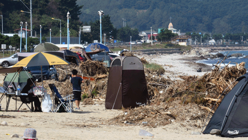 [가봤더니] 산더미 쓰레기로 난민촌 같은 해안 캠핑장
