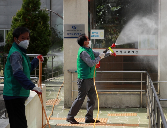 '52명 집단 감염' 방역 소독하는 요양병원