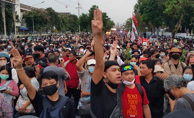 '세 손가락 경례'하는 태국 반정부 시위대