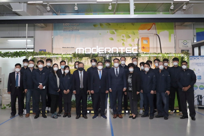 허성무 창원시장, 세계 최초 전기차 로봇충전시스템 개발 기업 모던첵 방문