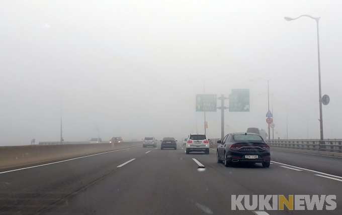 짙은 안개 낀 출근길 '안전운전 하세요'