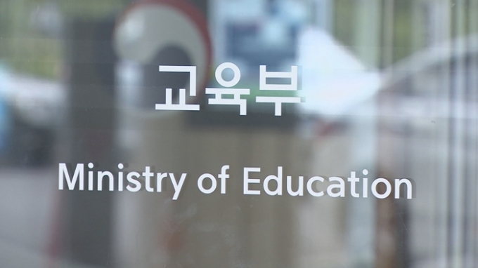 교육부 공무원, 외부 기관서 ‘태블릿PC·법카 수수’ 의혹
